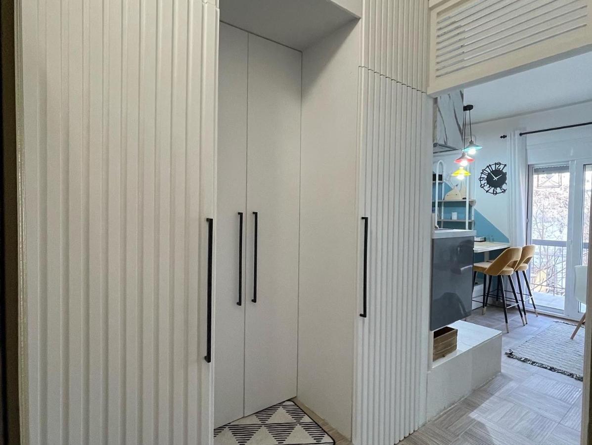 Oikiastudios Patras Bagian luar foto
