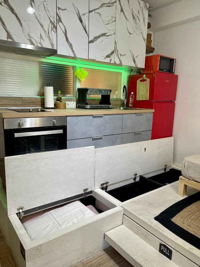 Oikiastudios Patras Bagian luar foto